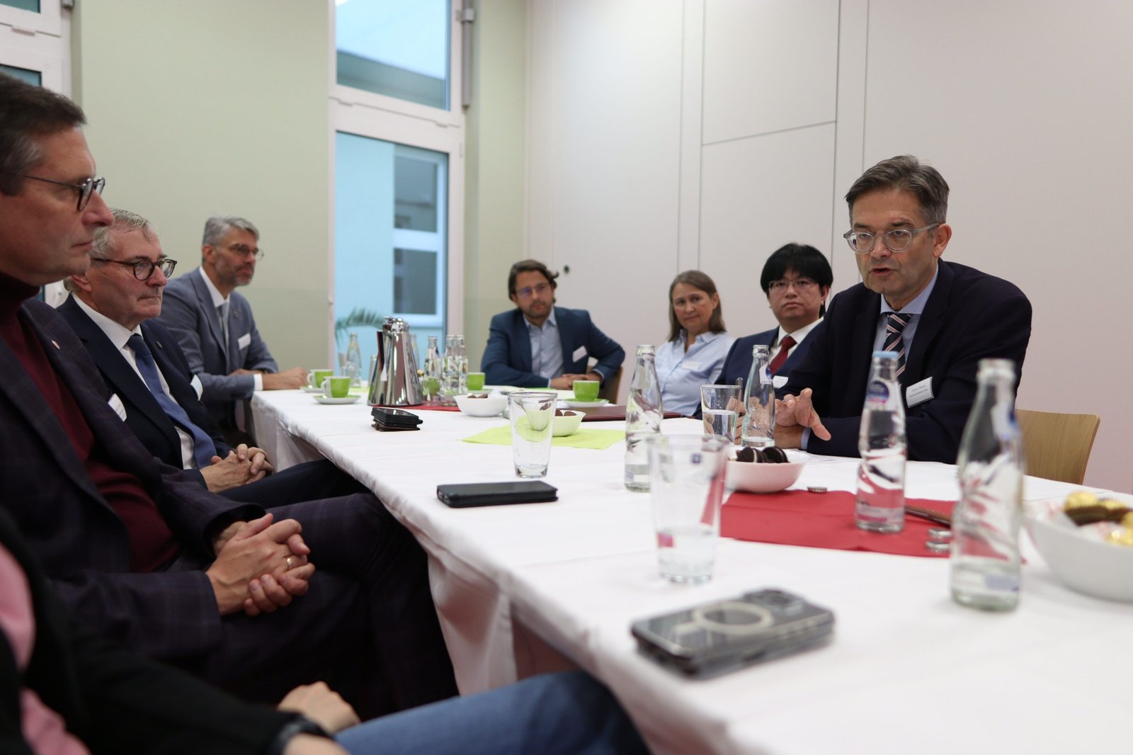 Gesprächsrunde beim German-Qatar Forum Sachsen-Anhalt in Halle (Saale): S. E. Botschafter Oliver Owcza spricht