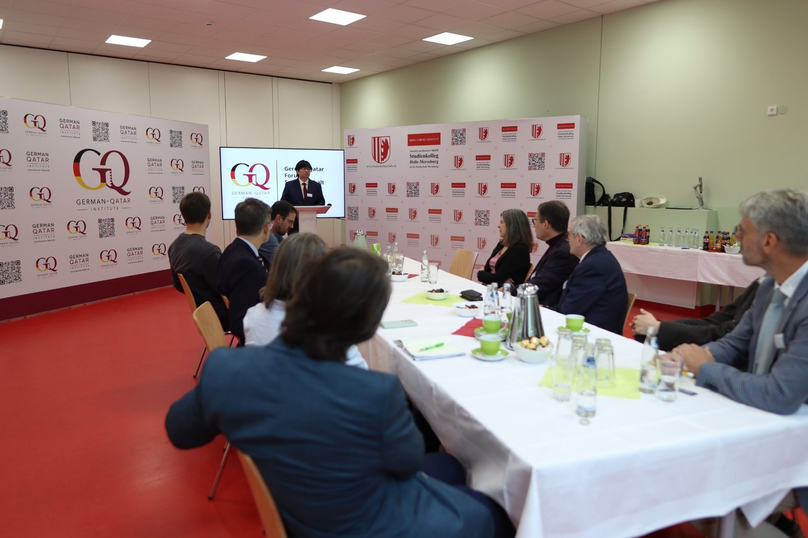 Ming Cheng spricht am Rednerpult beim German-Qatar Forum Sachsen-Anhalt in Halle (Saale)