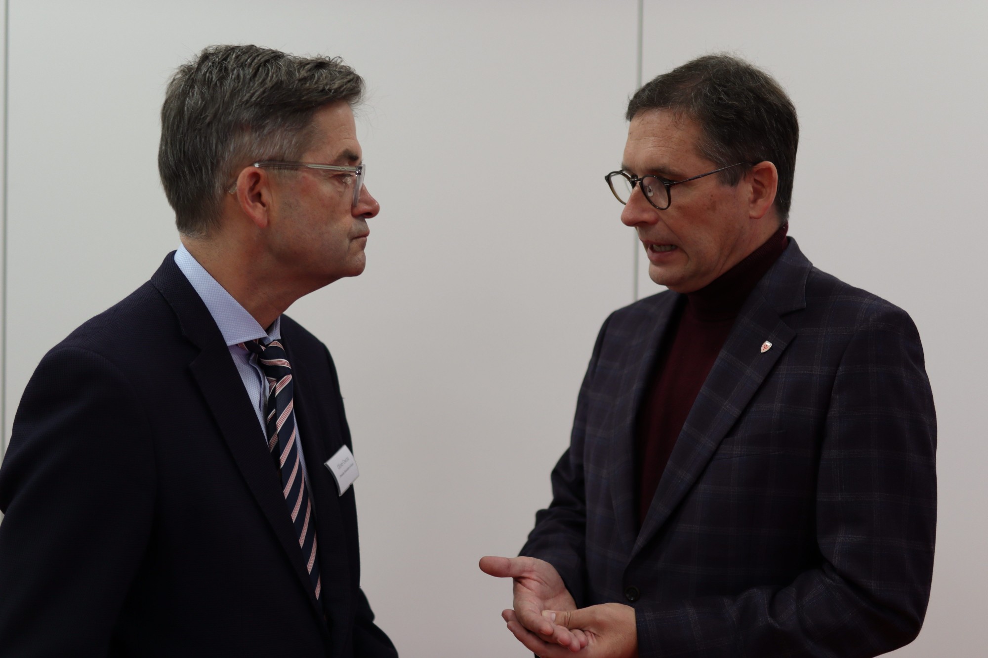 S. E. Botschafter Oliver Owcza im Gespräch mit Oberbürgermeister Dr. Alexander Vogt beim German-Qatar Forum Sachsen-Anhalt in Halle (Saale)