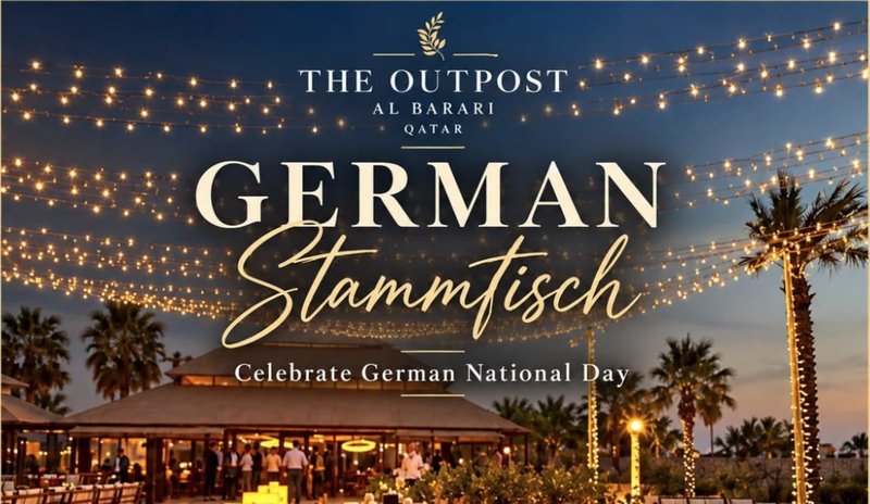 ملصق «German Stammtisch – Celebrate German National Day» من The Outpost Al Barari في قطر: أضواء معلّقة وأشجار نخيل فوق المنتجع في المساء