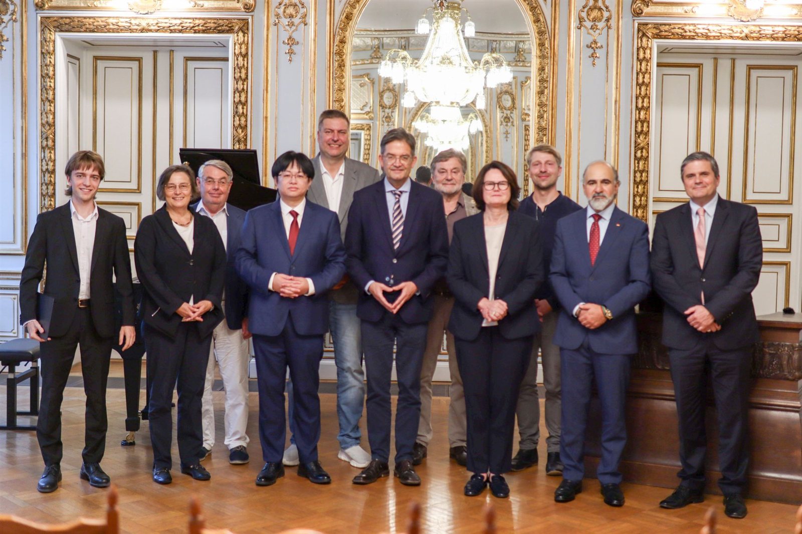 Group photo at the German-Qatar Forum Saxony in the Old Senate Hall of Leipzig University
