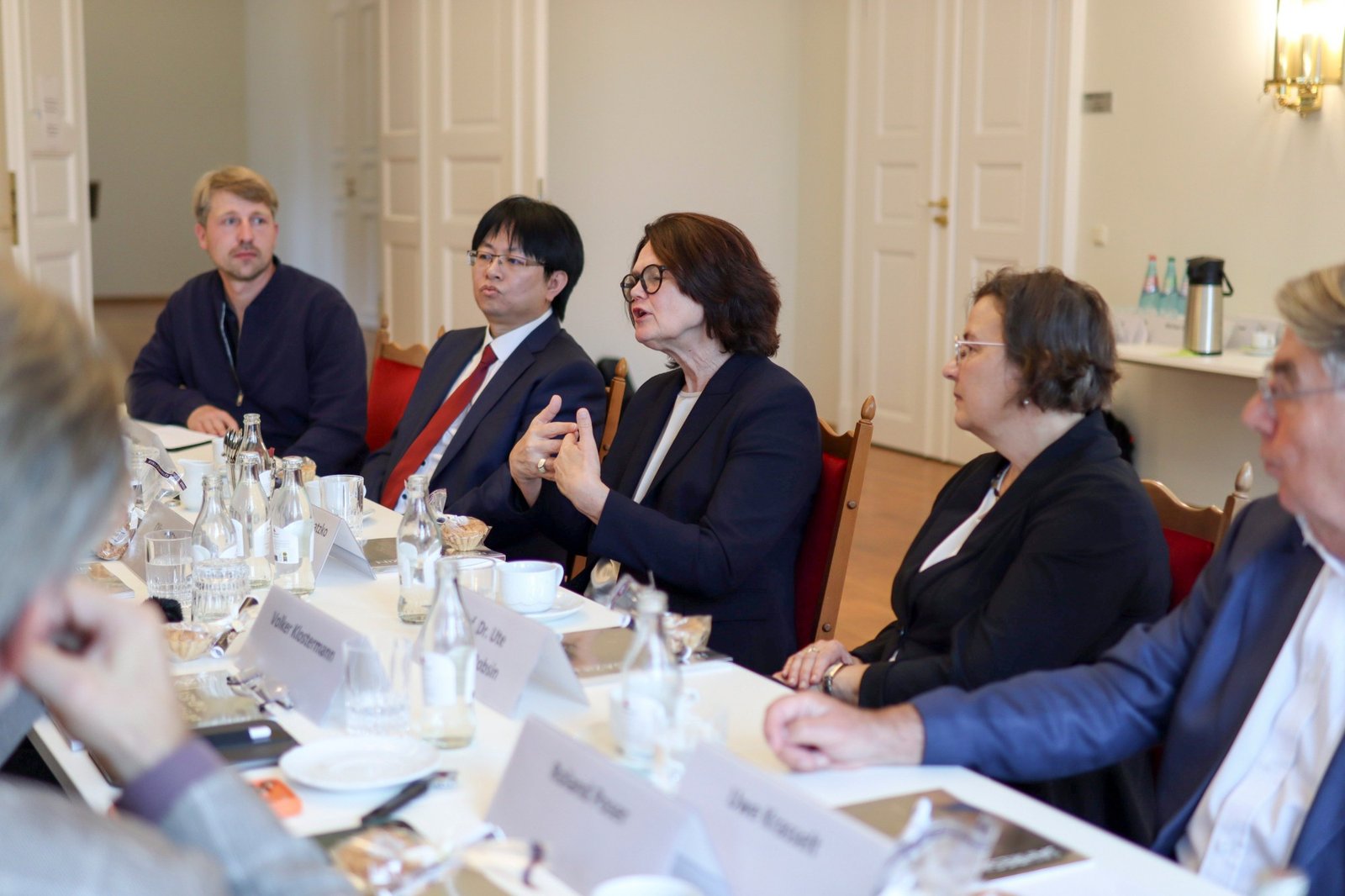 Prof. Dr. Brigitte Latzko speaking in the round-table discussion at the German-Qatar Forum Saxony at Leipzig University