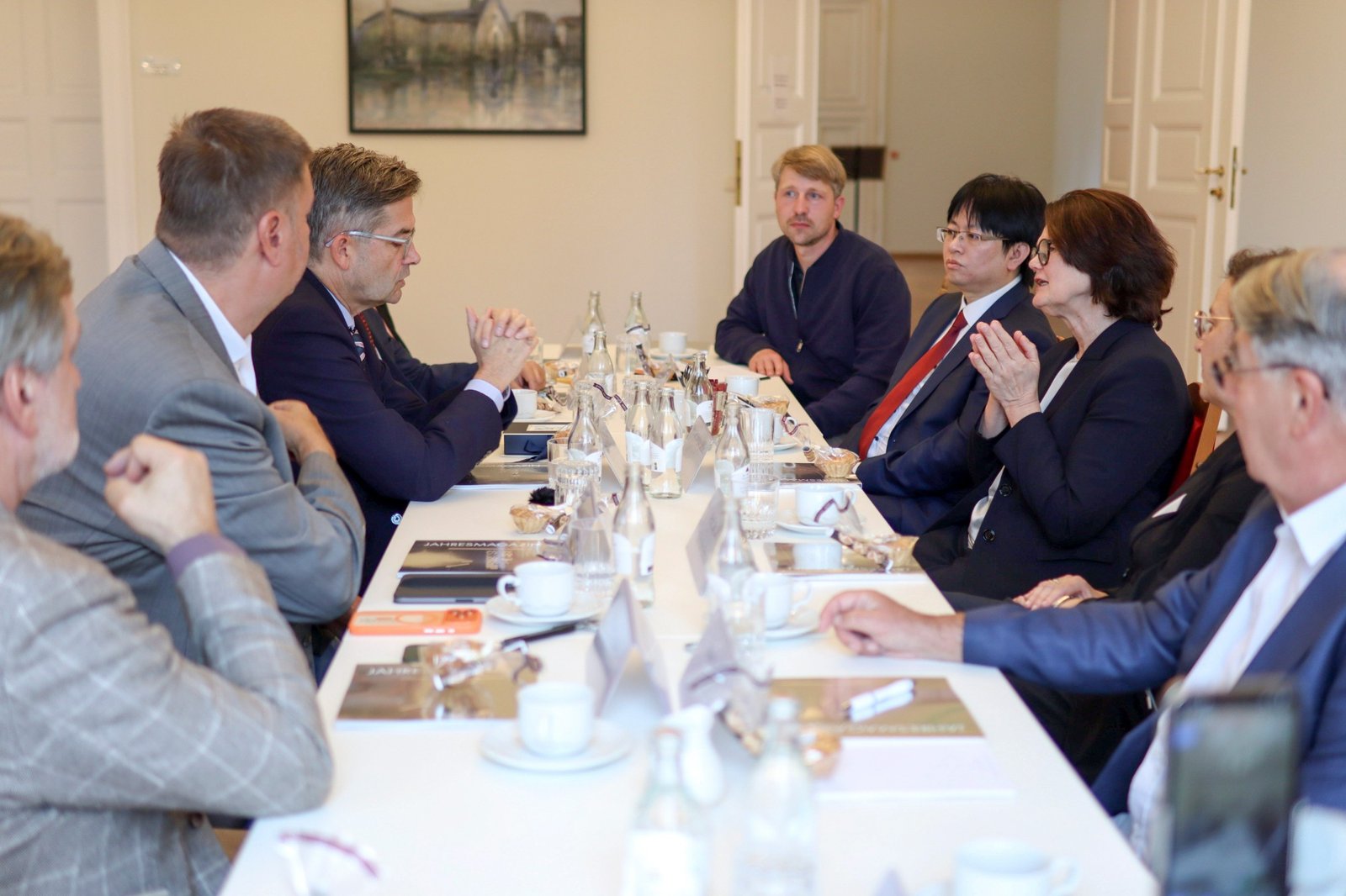 H.E. Ambassador Oliver Owcza and Ming Cheng in the round-table discussion at the German-Qatar Forum Saxony at Leipzig University