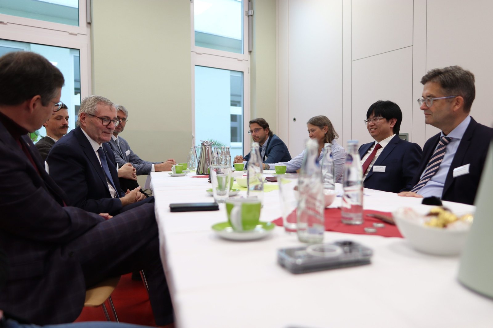 Gesprächsrunde am Tisch beim German-Qatar Forum Sachsen-Anhalt in Halle (Saale)