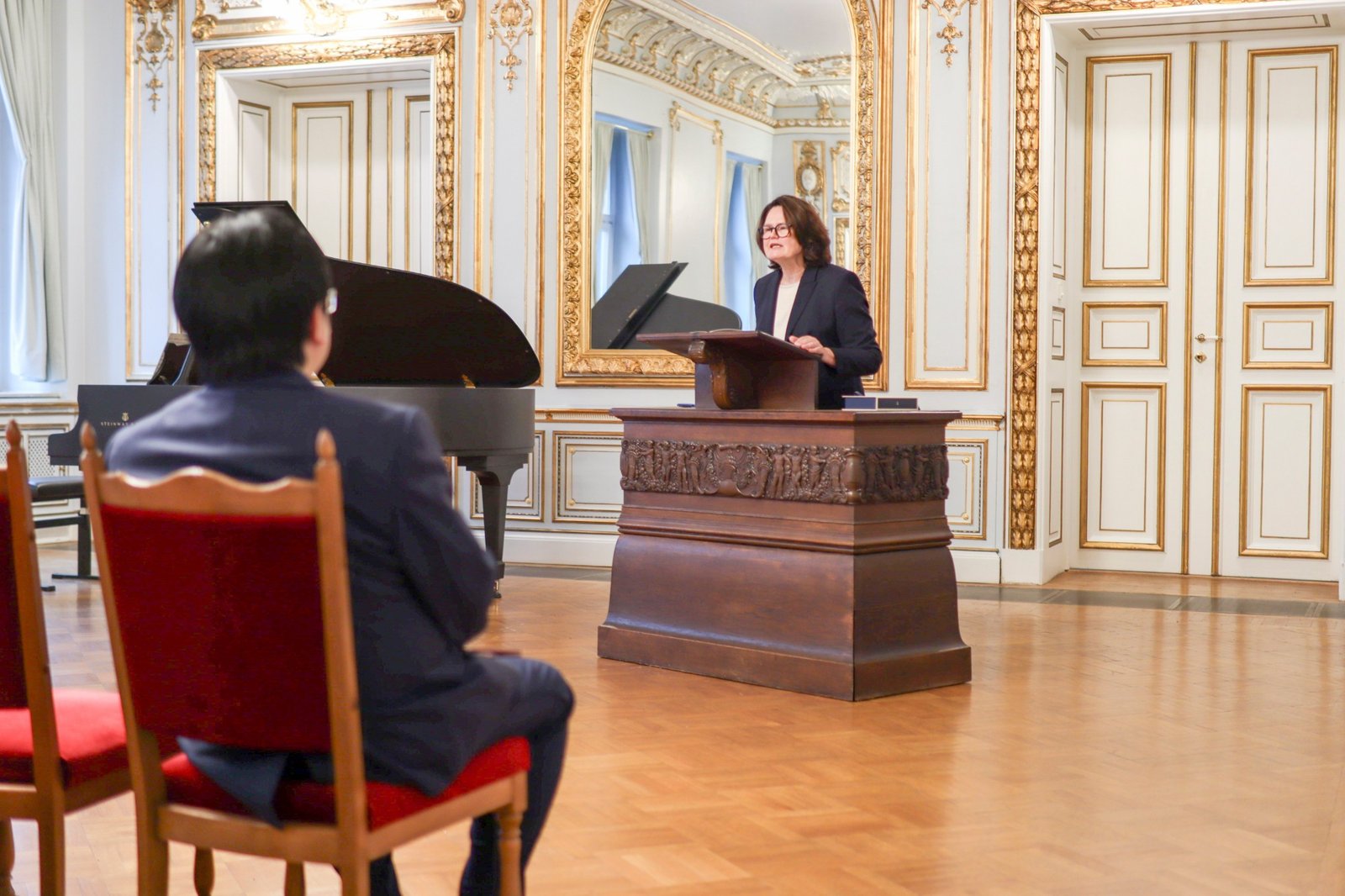 Prof. Dr. Brigitte Latzko speaking at the lectern at the German-Qatar Forum Saxony in the Old Senate Hall of Leipzig University