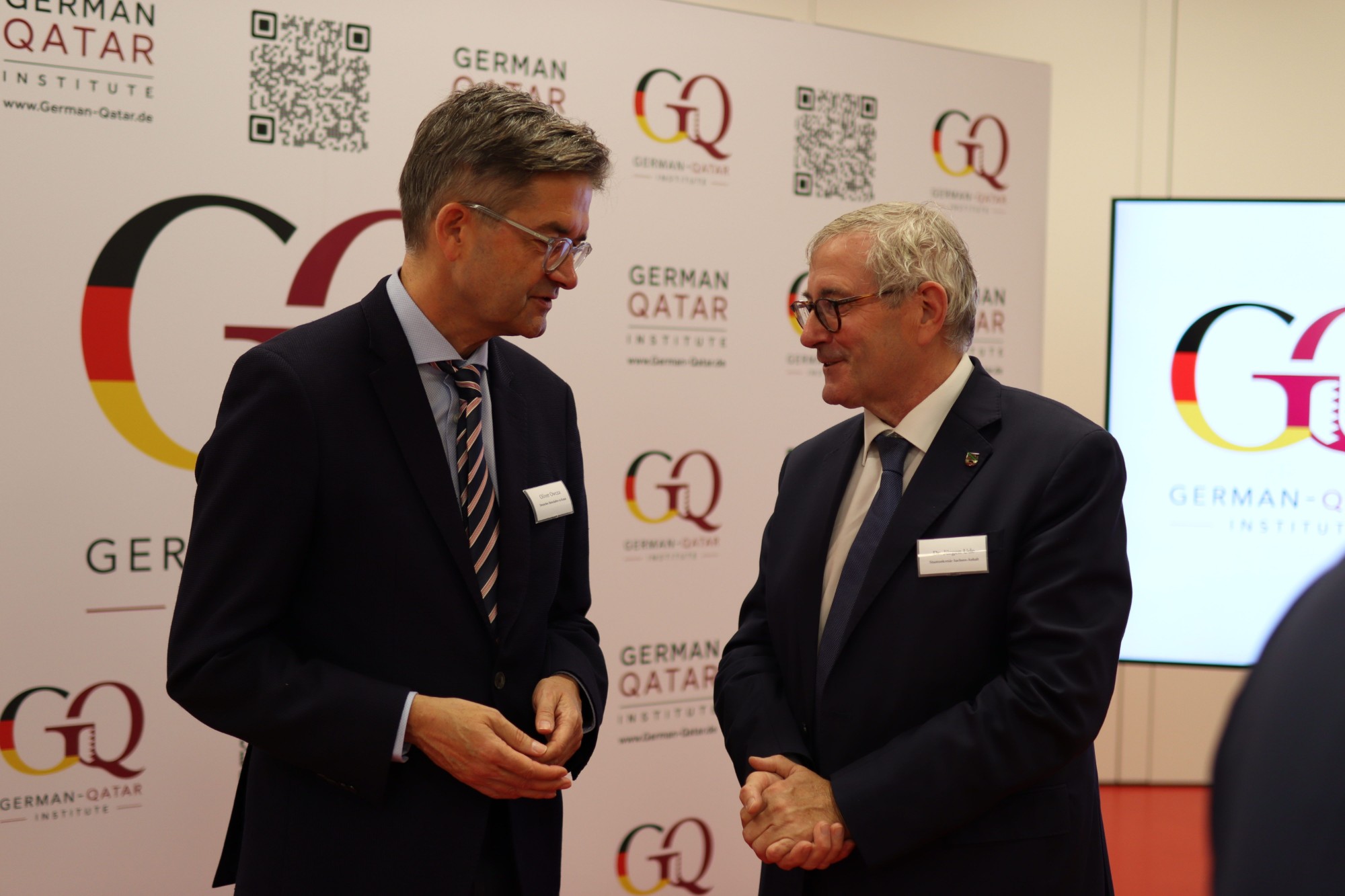 S. E. Botschafter Oliver Owcza im Gespräch mit Staatssekretär Dr. Jürgen Ude beim German-Qatar Forum Sachsen-Anhalt in Halle (Saale)