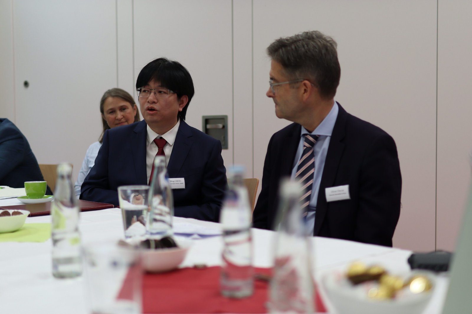 Ming Cheng und S. E. Botschafter Oliver Owcza in der Gesprächsrunde beim German-Qatar Forum Sachsen-Anhalt in Halle (Saale)