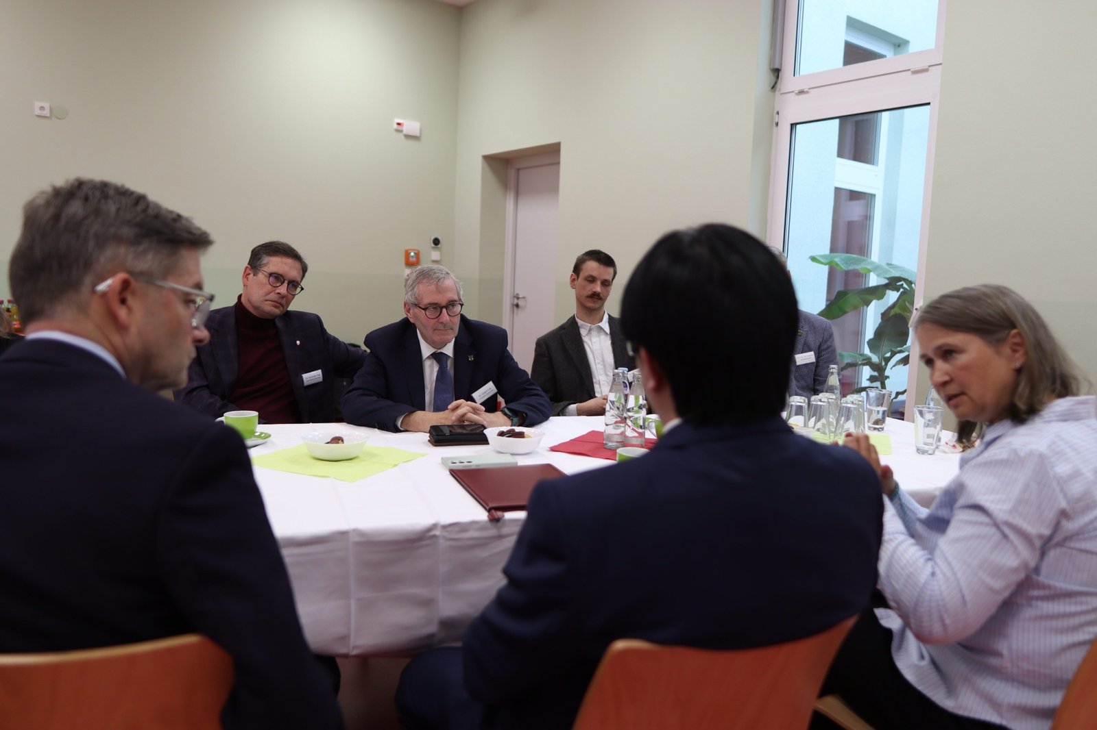 Austausch am Tisch beim German-Qatar Forum Sachsen-Anhalt in Halle (Saale)